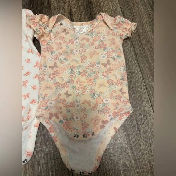 Nicole Miller Baby Girl Body Suits Size 0-3 Months Bows Flowers - Picture 3 of 3